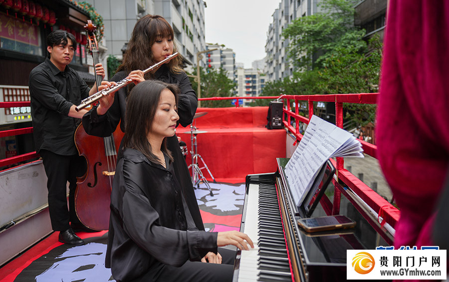 “爱乐巴士”“娱”你相遇(图2) “爱乐巴士”“娱”你相遇(图2)