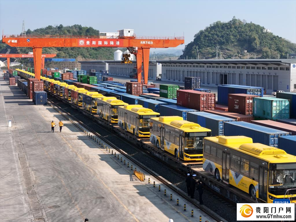 贵州开行首趟中老跨境货物列车汽车专列(图6) 贵州开行首趟中老跨境货物列车汽车专列(图6)