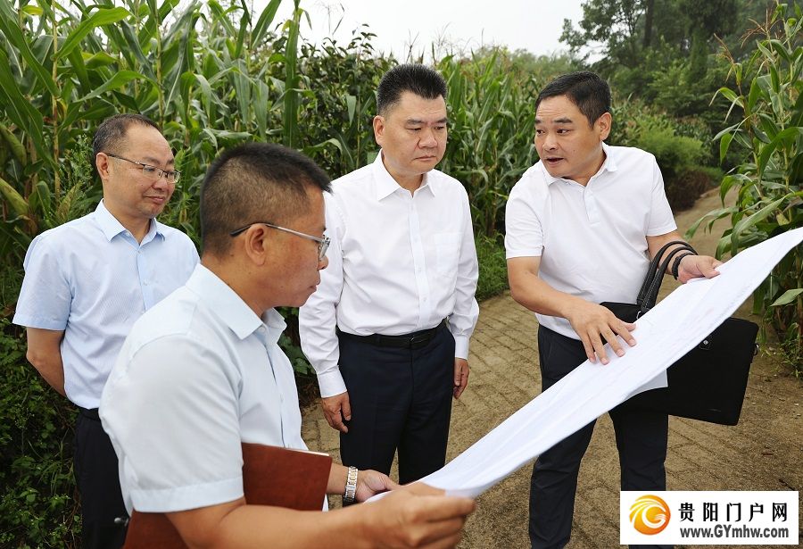 王宏在息烽县督导群众身边不正之风和腐败问题集中整治工作并现场办公(图1)